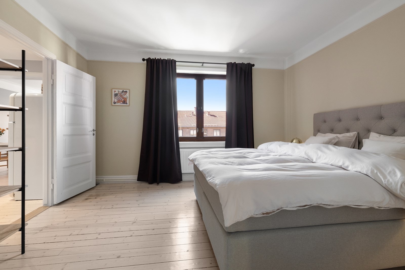 Hovedsoverommet er malt i delikate og tidsriktige farger. Her er det også god takhøyde og lakkerte tregulv. Galleribilde