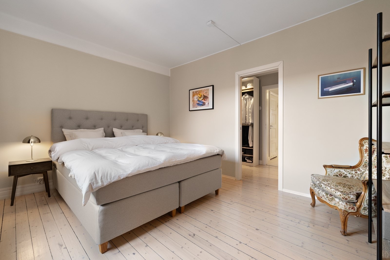 Romslig hovedsoverom med god plass til dobbeltseng og inngang til walk-in coset. Galleribilde