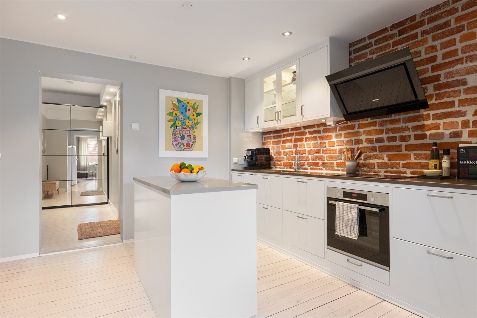 Kjøkkenet har tilstrekkelig lagringsplass, lyse malte flater og downlights. Kjøleskap medfølger ikke i handelen. Galleribilde