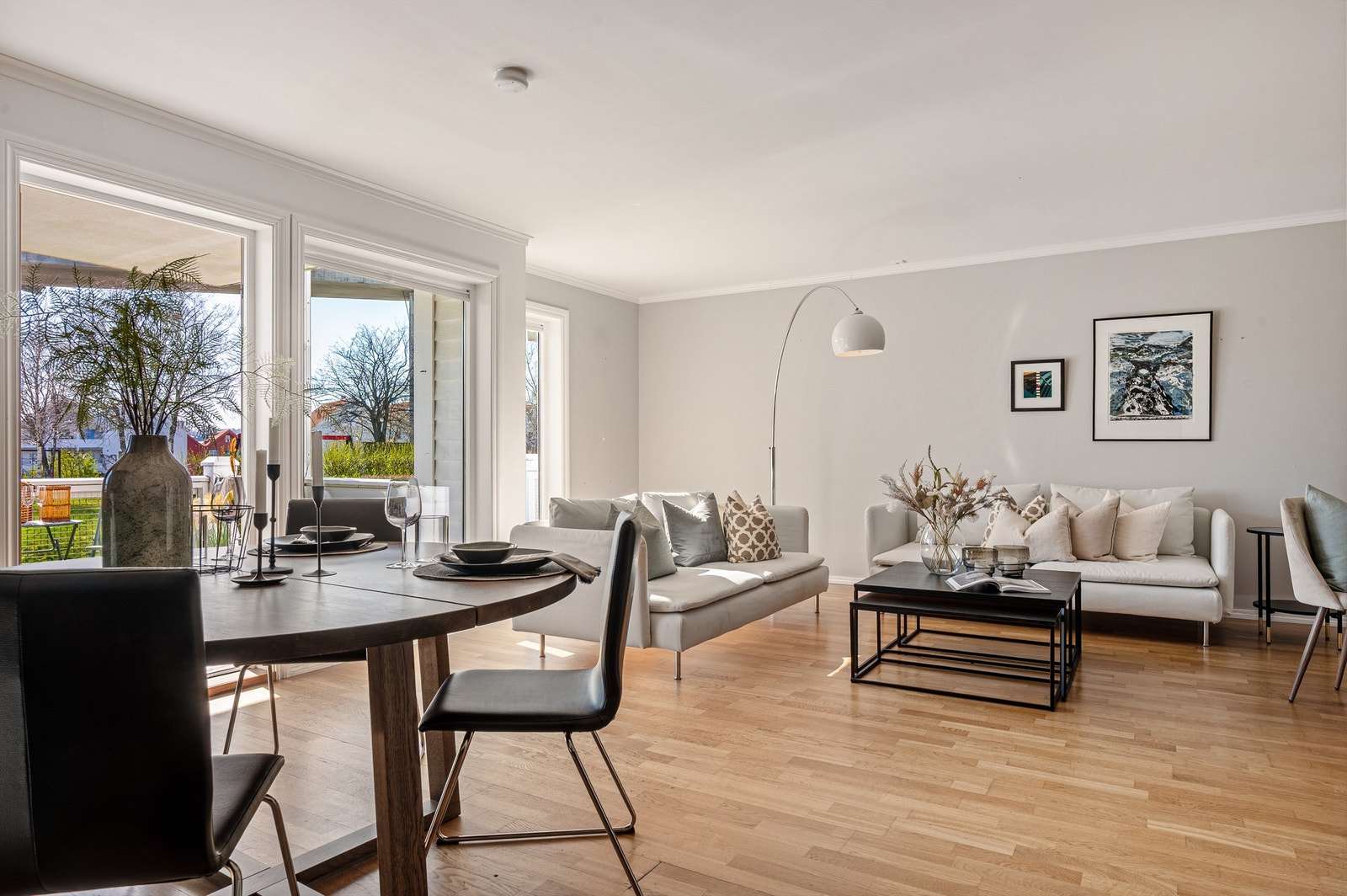 Store vindusflate med utsikt mot gøntareal og retning Stavanger sentrum. Rommet føles åpent, luftig og romslig ut., og har utgang til sørvest-vendt balkong. Galleribilde