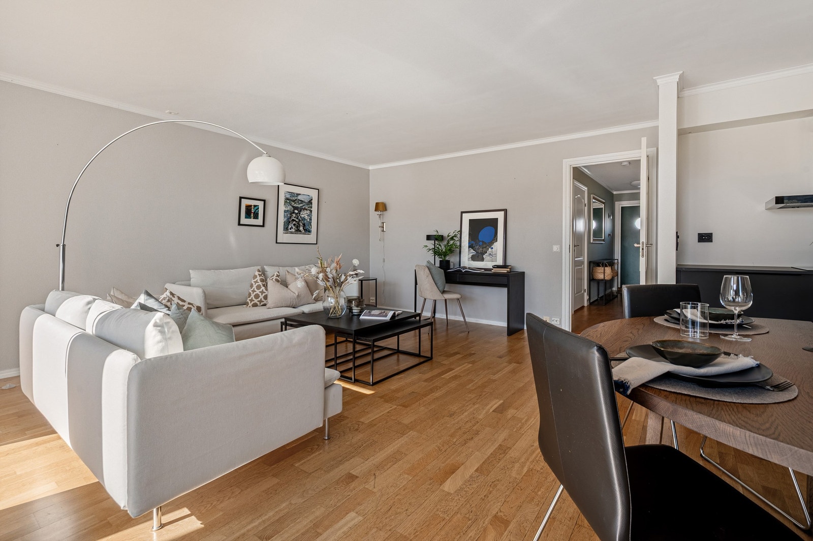 Videre kommer man inn til en stor og lys åpen stue/kjøkkenløsning med malte vegger i en fin og lys farge. Galleribilde