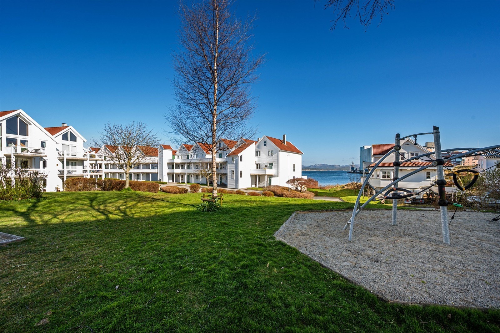 Grasholmen med sjøen tett på . Galleribilde