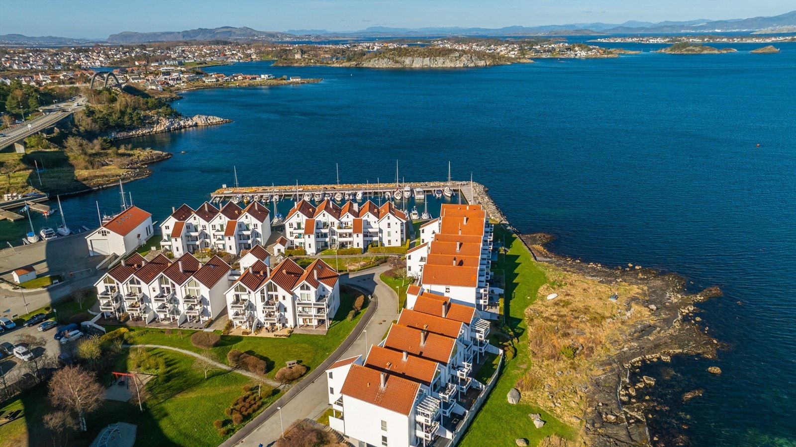 Leiligheten ligger fint vendt mot grøntareal og sørvest, og gir både gode solforhold samt fint utsyn. Leiligheten har også egen båtplass som medfølger. Galleribilde
