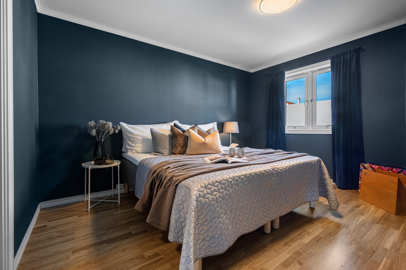Soverom I brukes som hovedsoverom og det er god plass til dobbeltseng i tillegg til walk-in-closet med god oppbevaring. Galleribilde