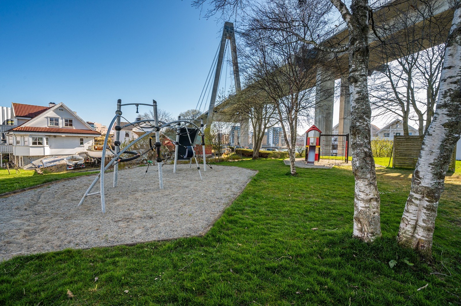 Lekeplasser finner man på området. Galleribilde