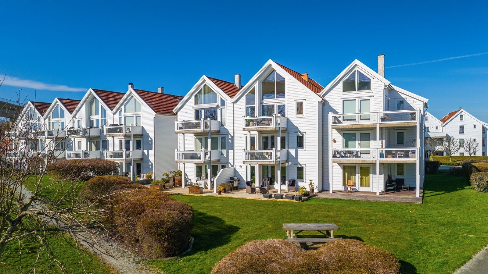 Flotte grøntområder og maritime omgivelser. Galleribilde