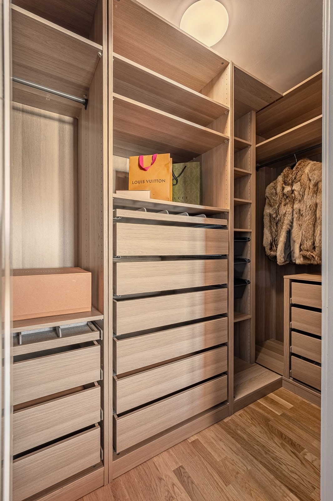 Meget praktisk og romslig walk-in-closet. Galleribilde