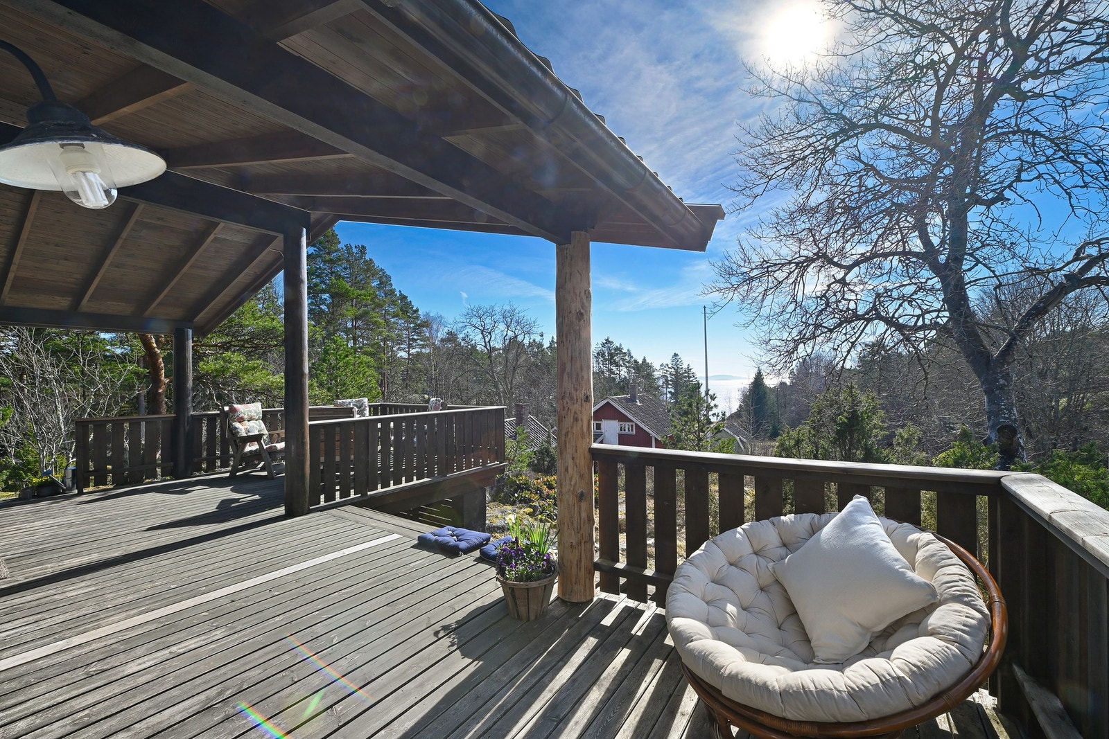 Velholdt hytte med stor og delvis overbygd terrasse. Galleribilde