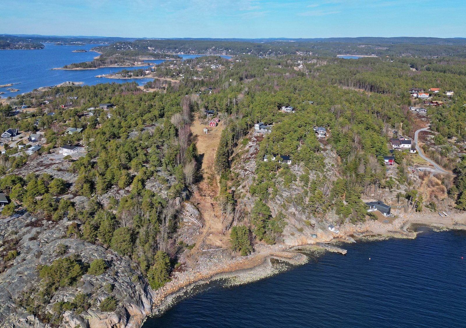 Nord på Grimsøya er det et større marinaanlegg med både brygger, verksted og båtopplag. Galleribilde
