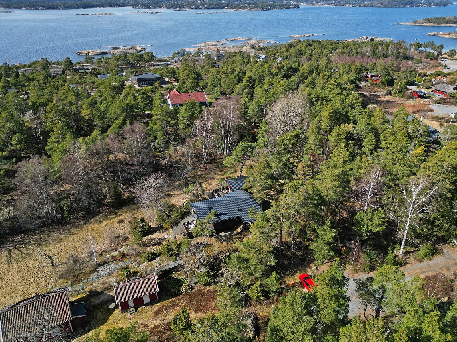 Det er kort gangavstand til badeplasser og svaberg ved Dusa. Galleribilde