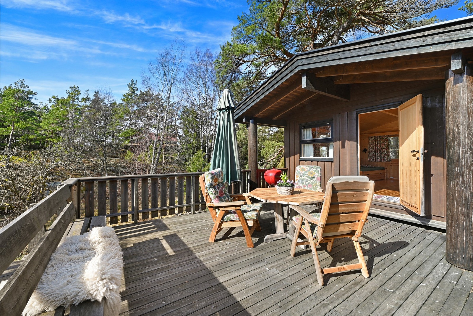 Det er sammenhengende terrasse og gangareal mellom hytta og annekset. Galleribilde