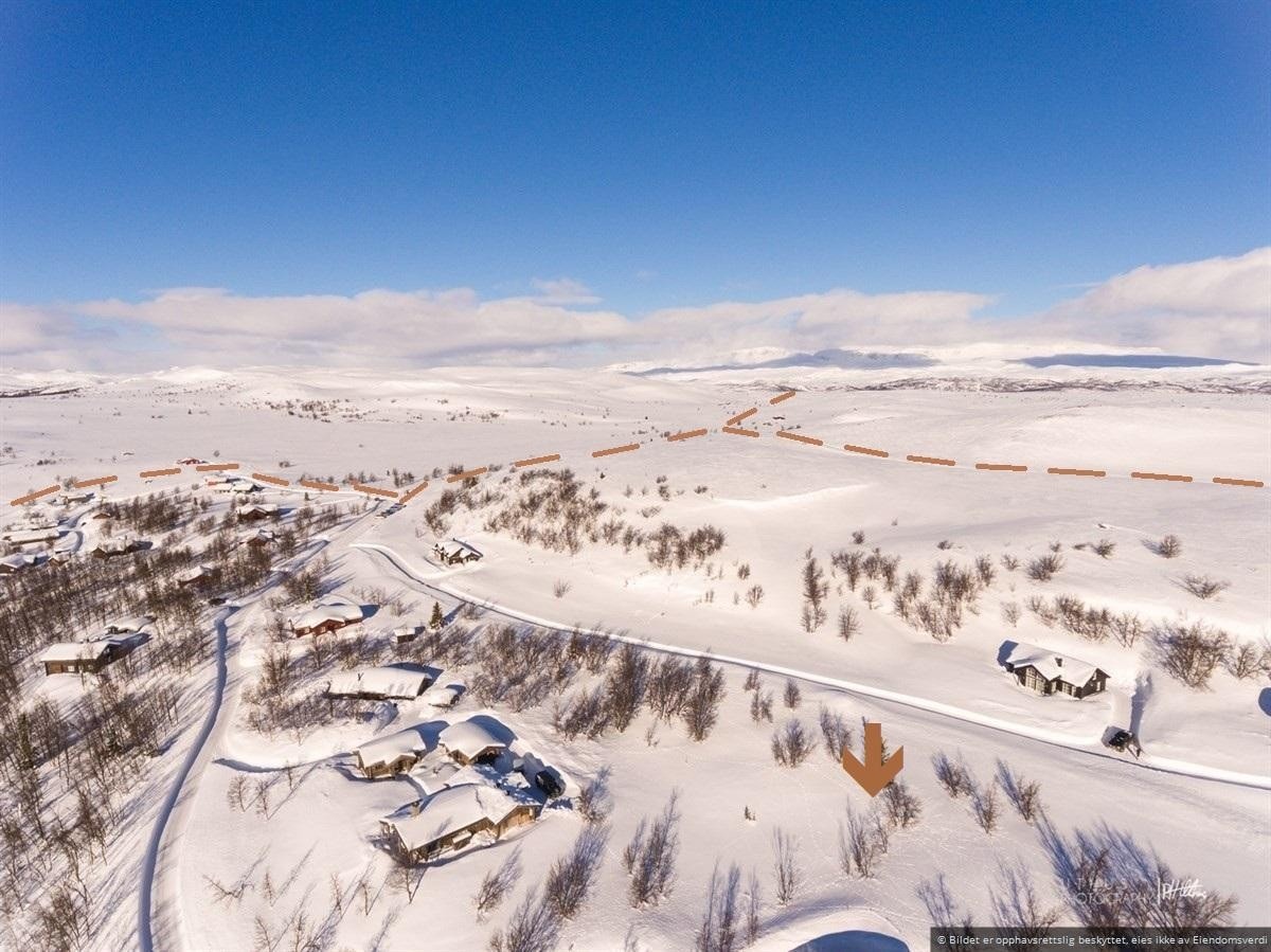 Skiløypen slynger seg like forbi. Galleribilde
