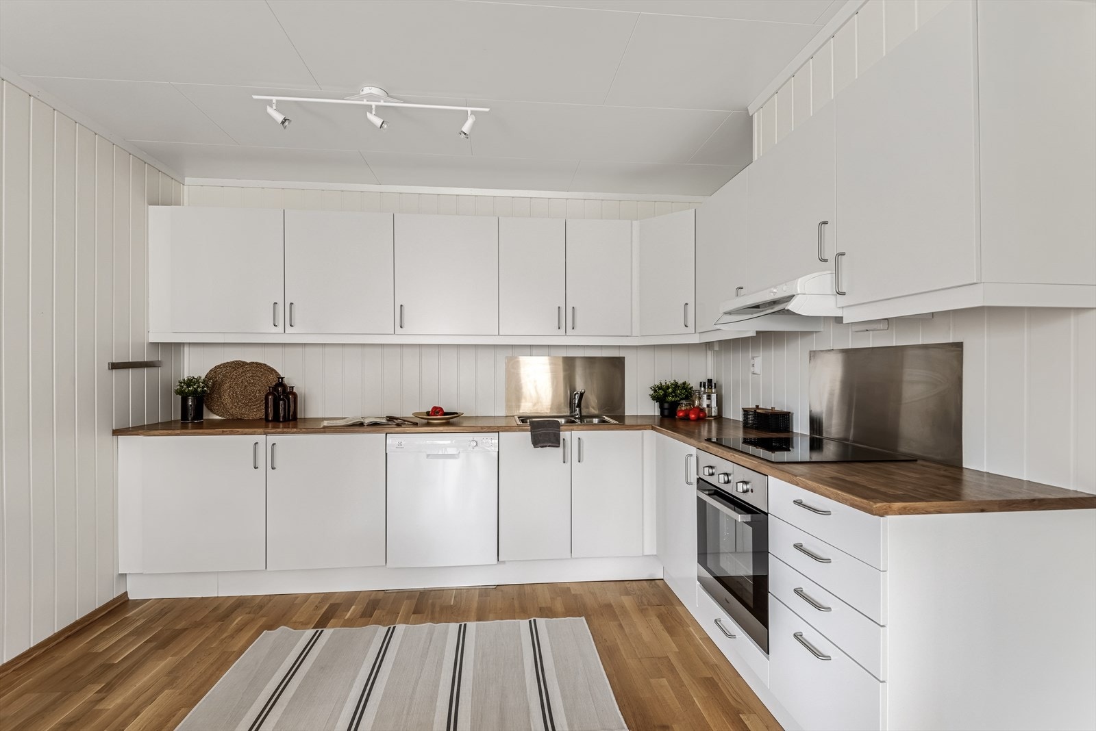 Kjøkkenet har god skap- og benkeplass. Galleribilde