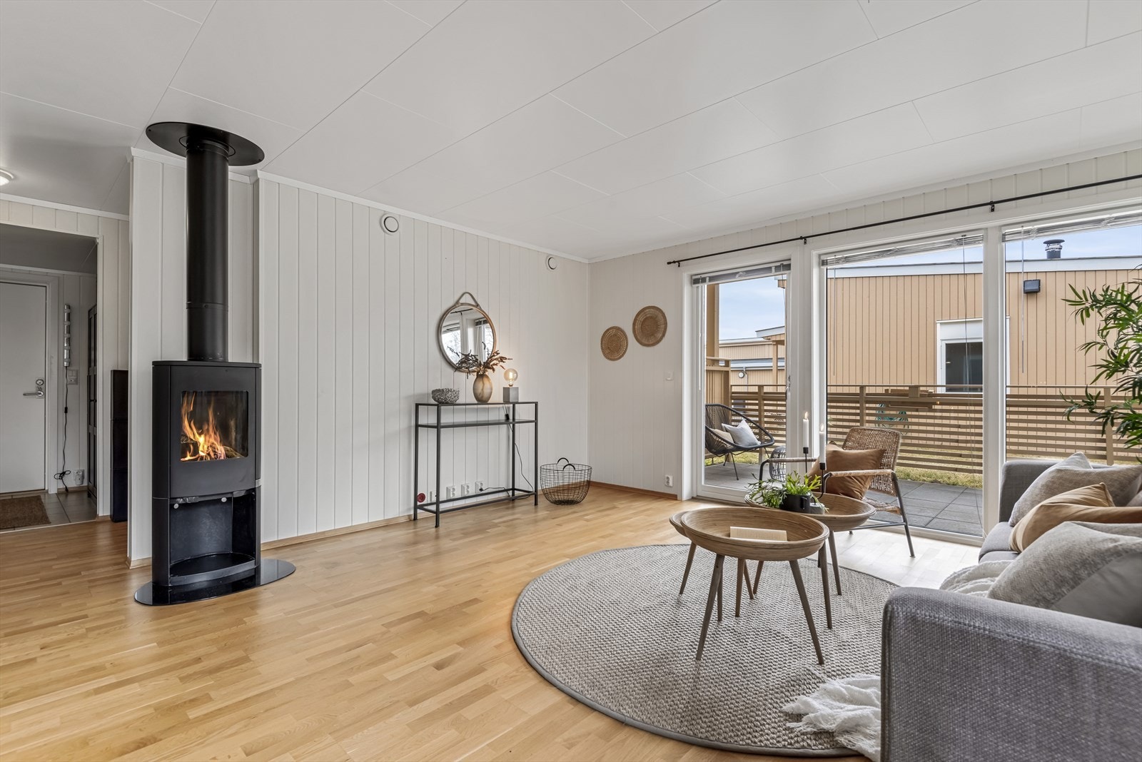 Fra stue er det utgang til en hyggelig uteplass. Galleribilde