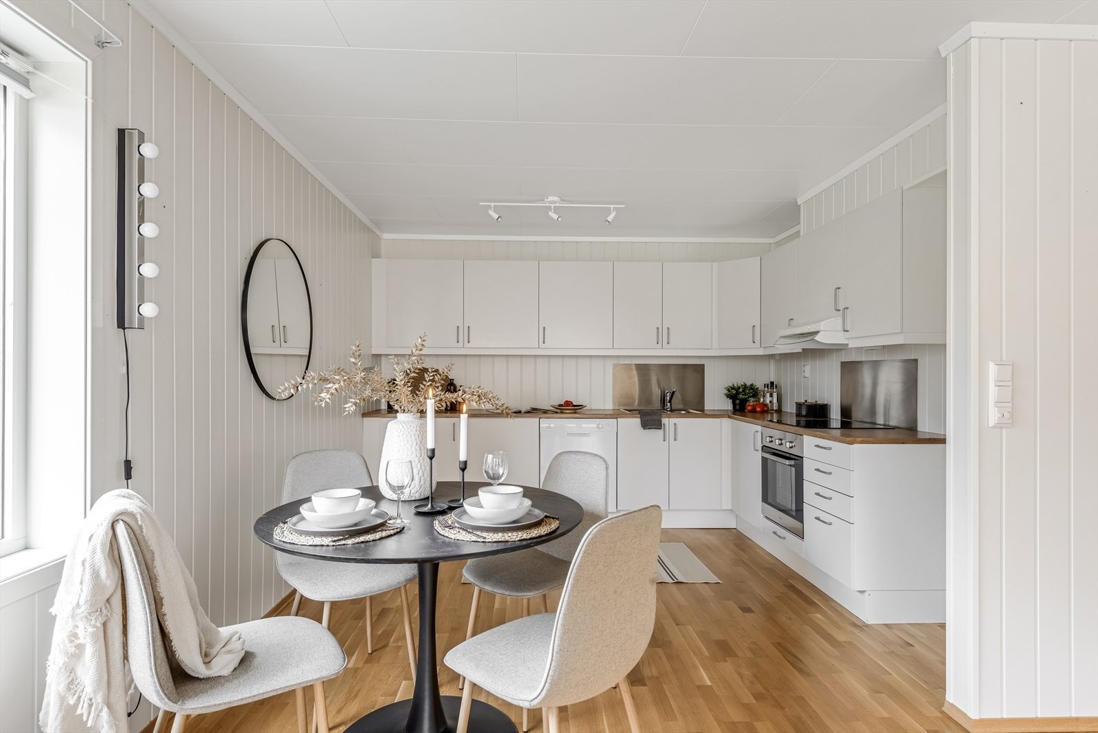 Lyst og moderne kjøkken. Galleribilde