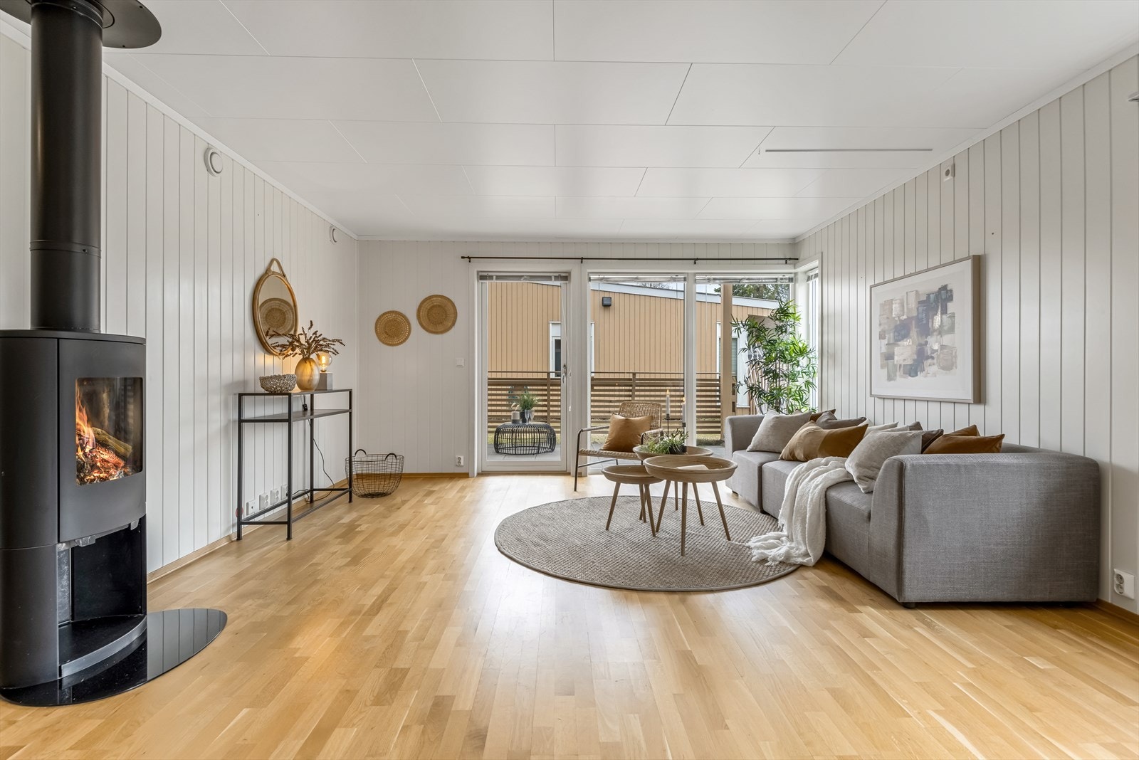 Lys og trivelig stue med store vinduer som gir mye naturlig lys. Galleribilde