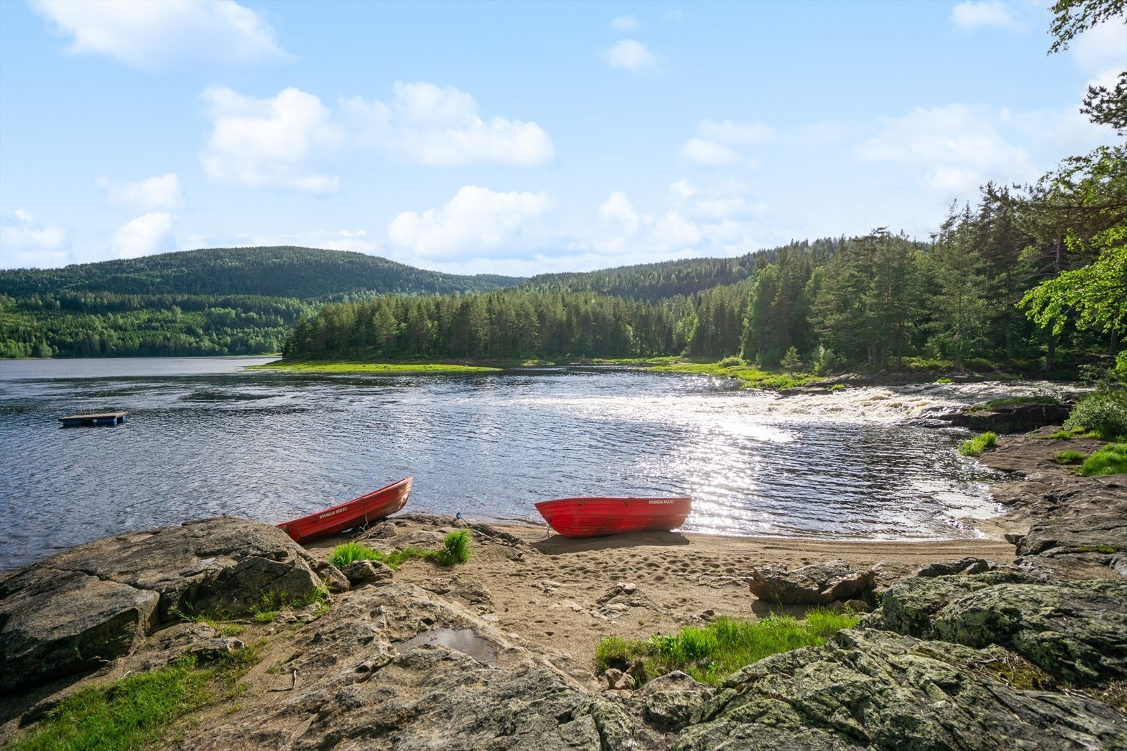Det er noen minutters gange til Vanebuvannet, som er både et bade- og fiskevann. Her finnes både svaberg, badestrand og badeflåte. Sameiet eier 2 båter Galleribilde