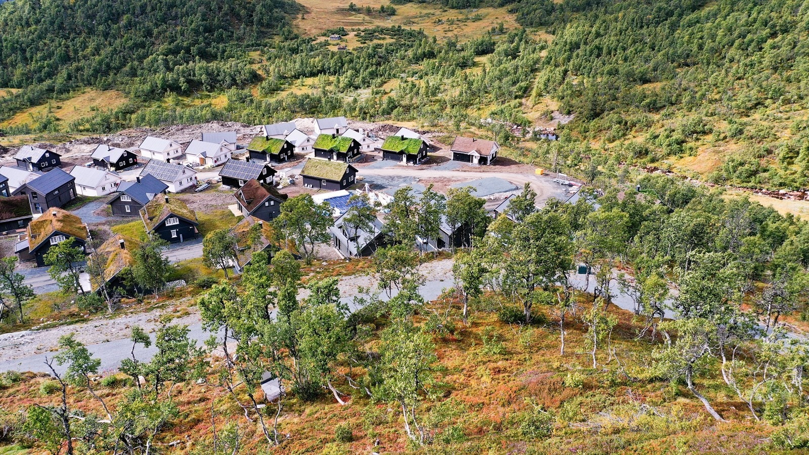 Rauland har et rikt tilbud for alle generasjonen. Her kan du nyte rolig og lett terreng, til de bratteste toppturer, urørt natur i den alpine tundra og ønsker du fart og spenning finnes det dagsløyver for snøscooterkjøring i egen trasè. Galleribilde