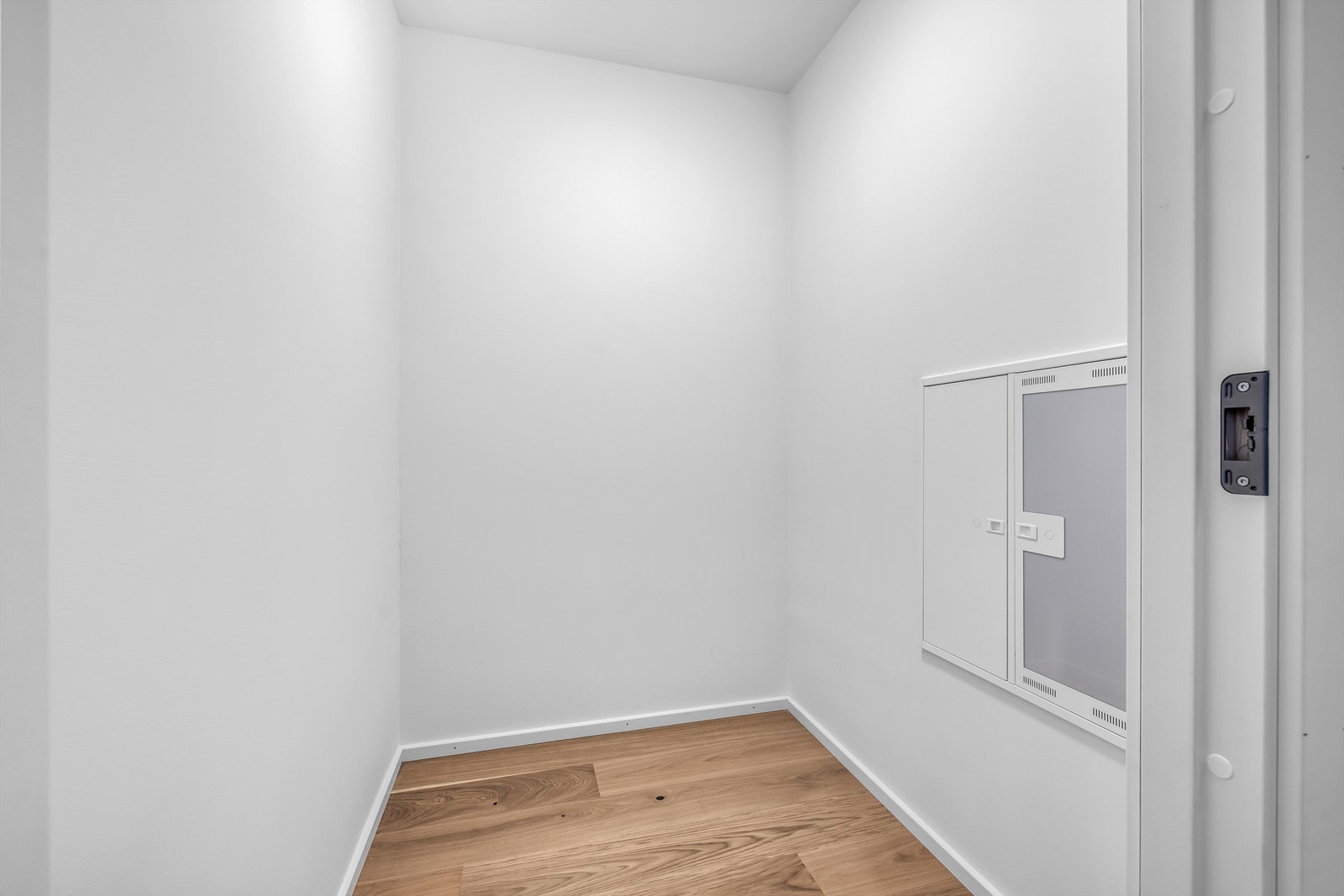 Det er en praktisk innvendig bod i boligen og en ekstern bod i kjeller. Galleribilde