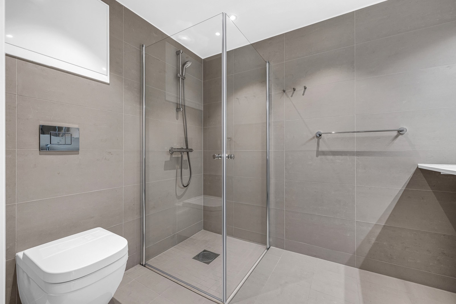 Badet er delikat med flislagte vegger og gulv. Galleribilde