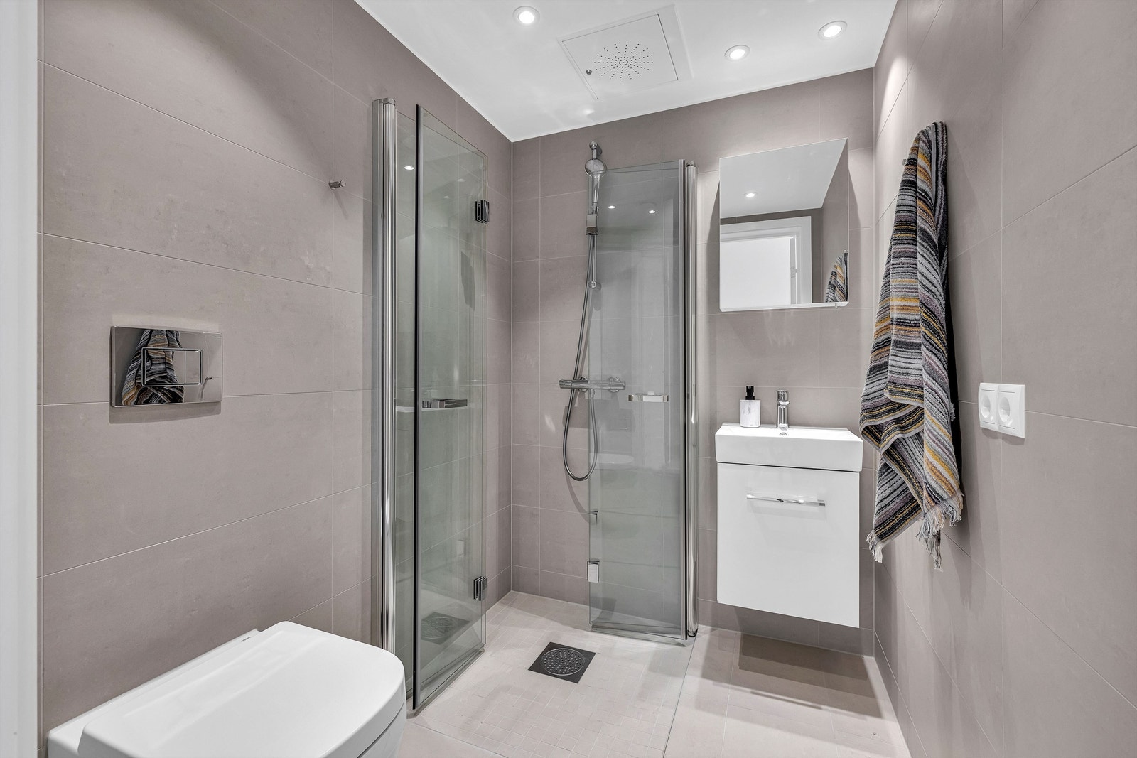 Leiligheten har to baderom. Begge baderommene har adkomst fra entrè. Baderommet passer ypperlig når du er på vei ut av døren eller for gjester. Galleribilde