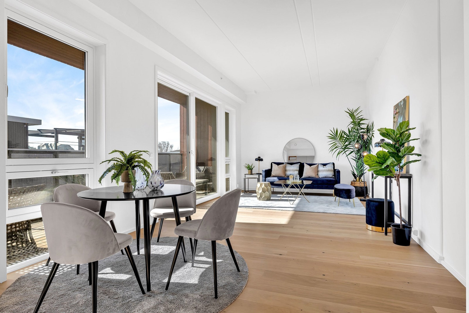 Stor og romslig stue som gir rikelig med naturlig lysinslipp . Galleribilde