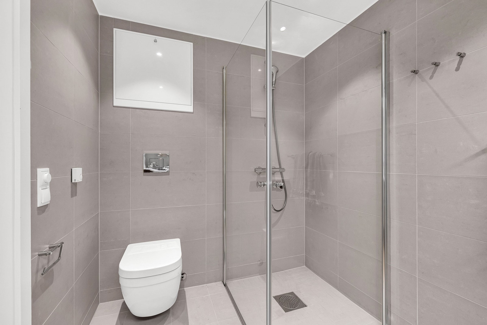 Badet er delikat med flislagte vegger og gulv. Galleribilde