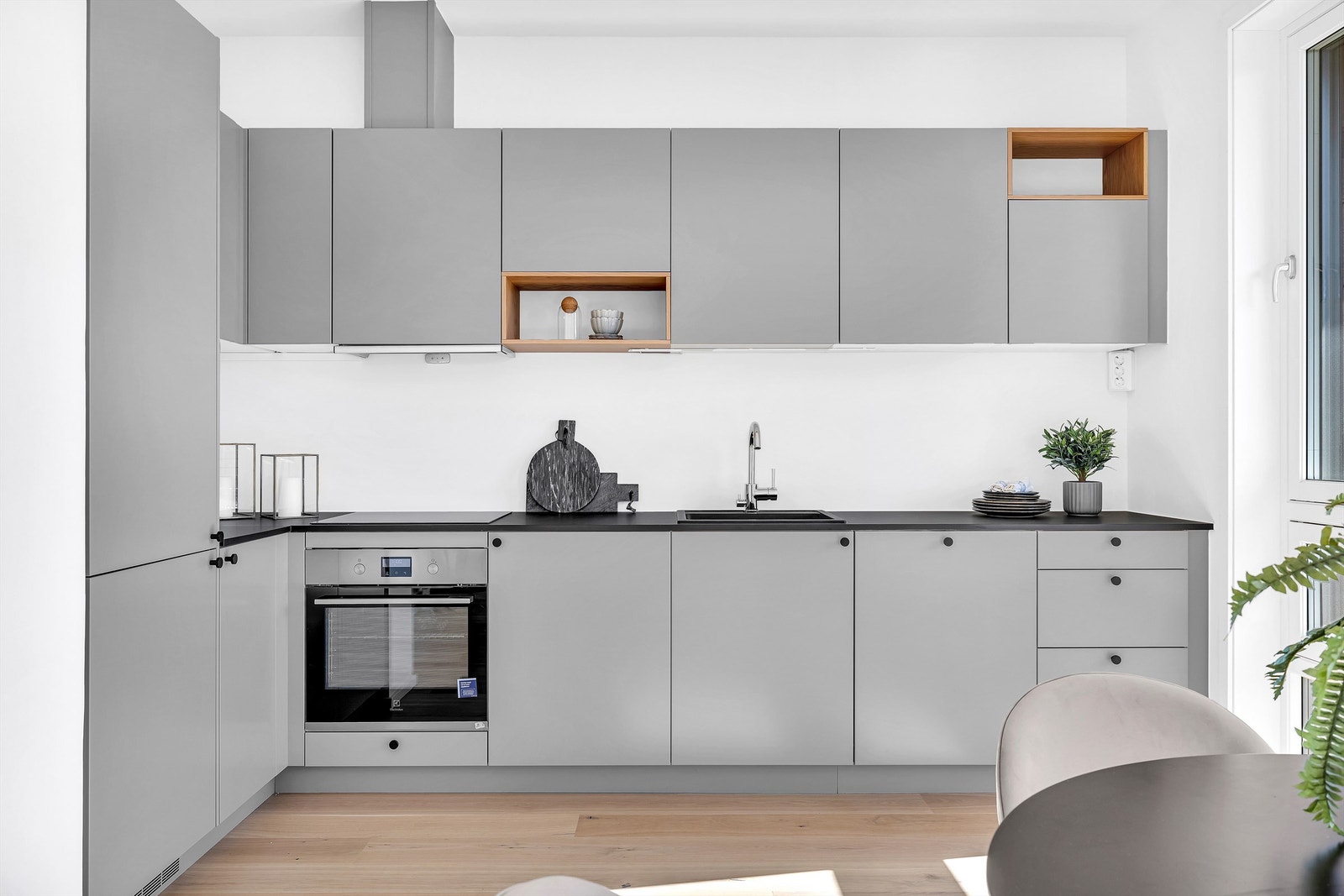 Kjøkkenet ligger i en sosial åpen stue/kjøkken løsning Galleribilde