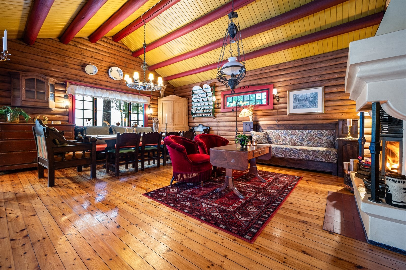 Stuen har furugulv, tømmervegger og ekstra takhøyde. Galleribilde