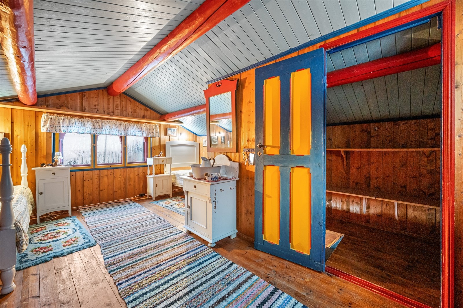 I andre etasje på stabburet er det rom innredet som soverom i dag. Rommet har lav takhøyde og regnes som disponibelt rom. Galleribilde