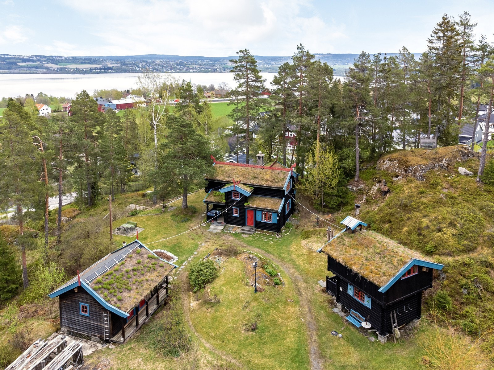 Sjarmerende tun med bebyggelse i dragestil. Deler av tomten rundt byggene i dragestil er kulturmiljø til bevaring og resterende har utviklingspotensial. Galleribilde