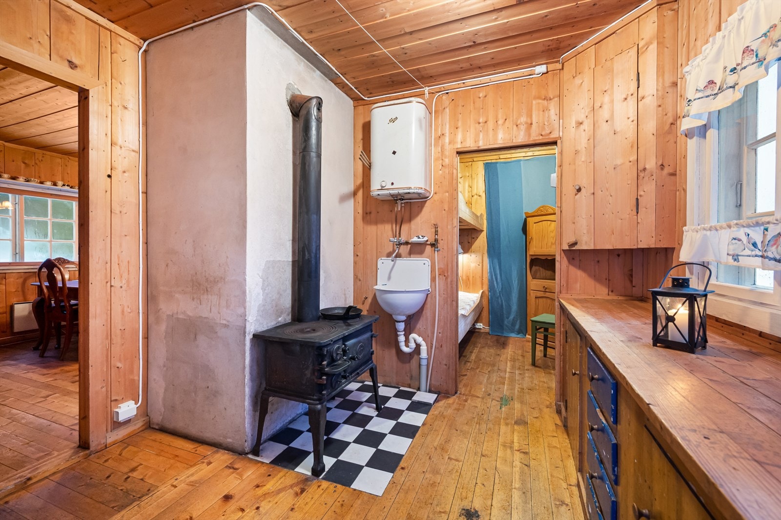 Hytten har innlagt vann (ikke tilkoblet) og strøm. Galleribilde