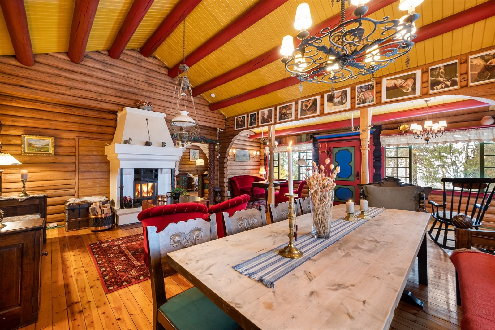 Det er høyt under taket og et royalt preg over boligen. Galleribilde