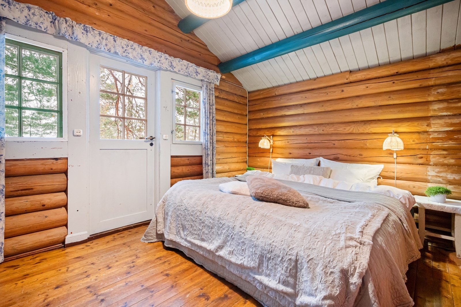 Hovedsoverommet i boligens andre etasje har klassiske tømmervegger, furugulv og en god takhøyde. I tillegg er det utgang til balkong. Galleribilde