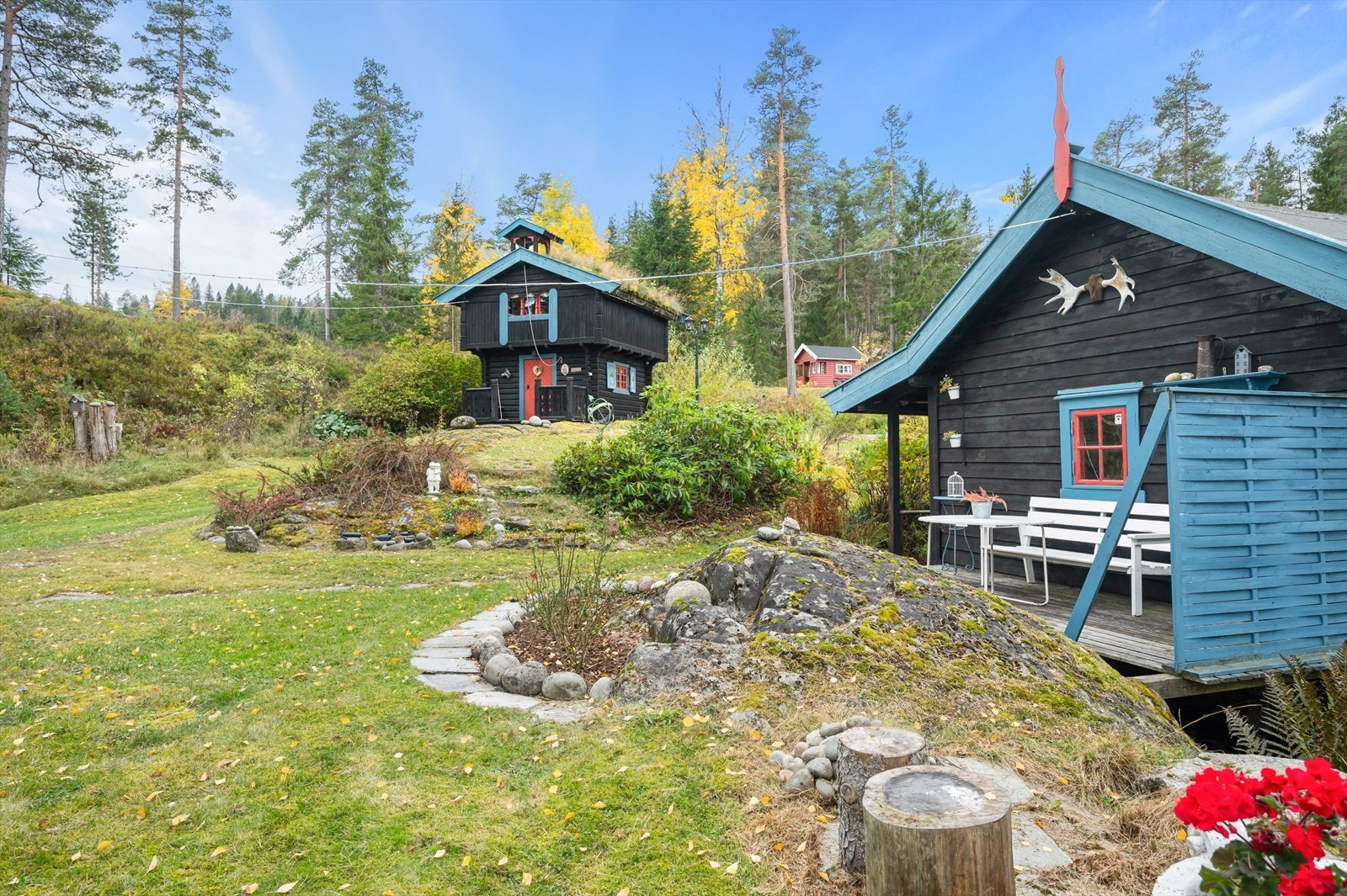 Det er flere trivelige uteplasser på tomten. Galleribilde