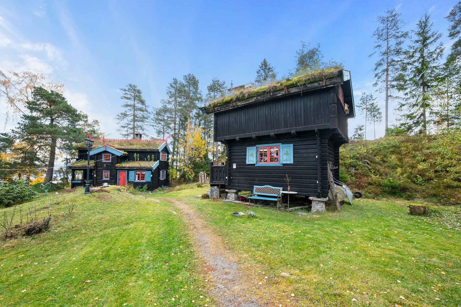 Eiendommen består av flere bygg som er bygget i gjennomført dragestil og er eneste av sitt slag i området. Galleribilde