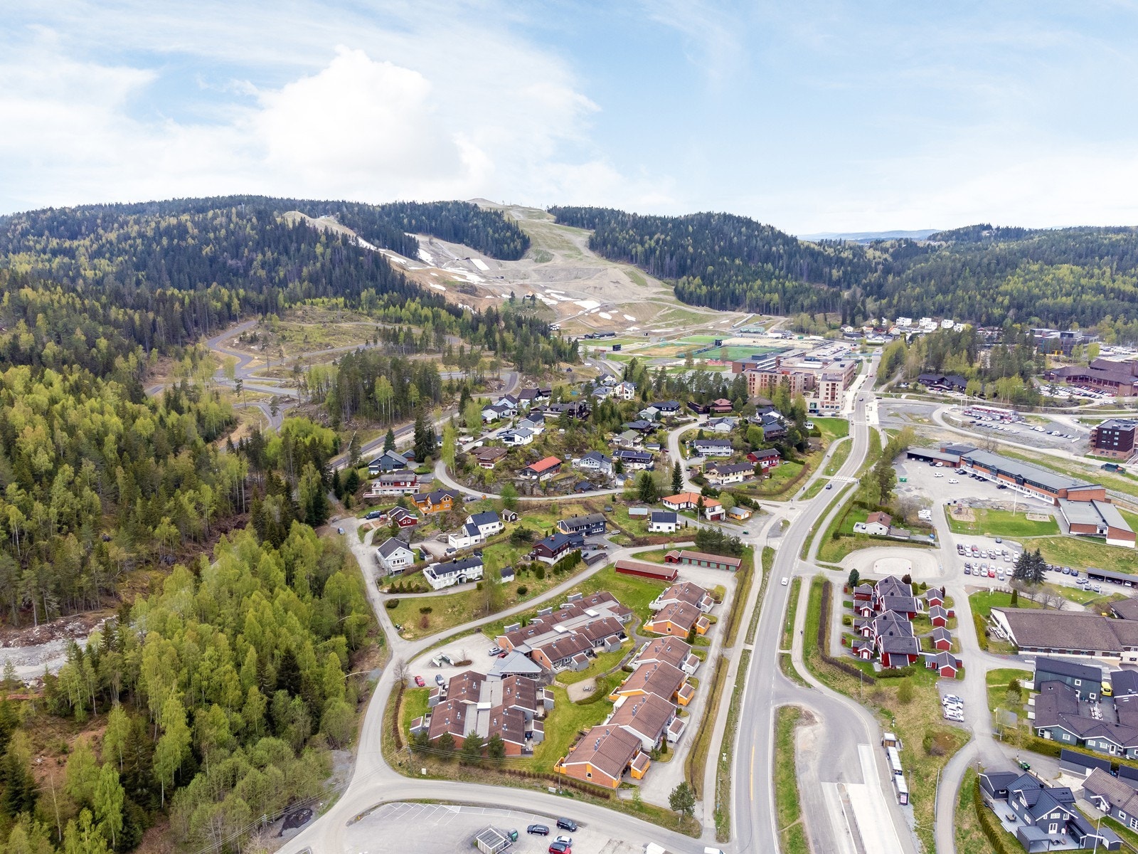 Fra eiendommen er det 5 min gangvei til kollektivtransport, turmuligheter utenfor døren og gangavstand til Marikollen. Galleribilde