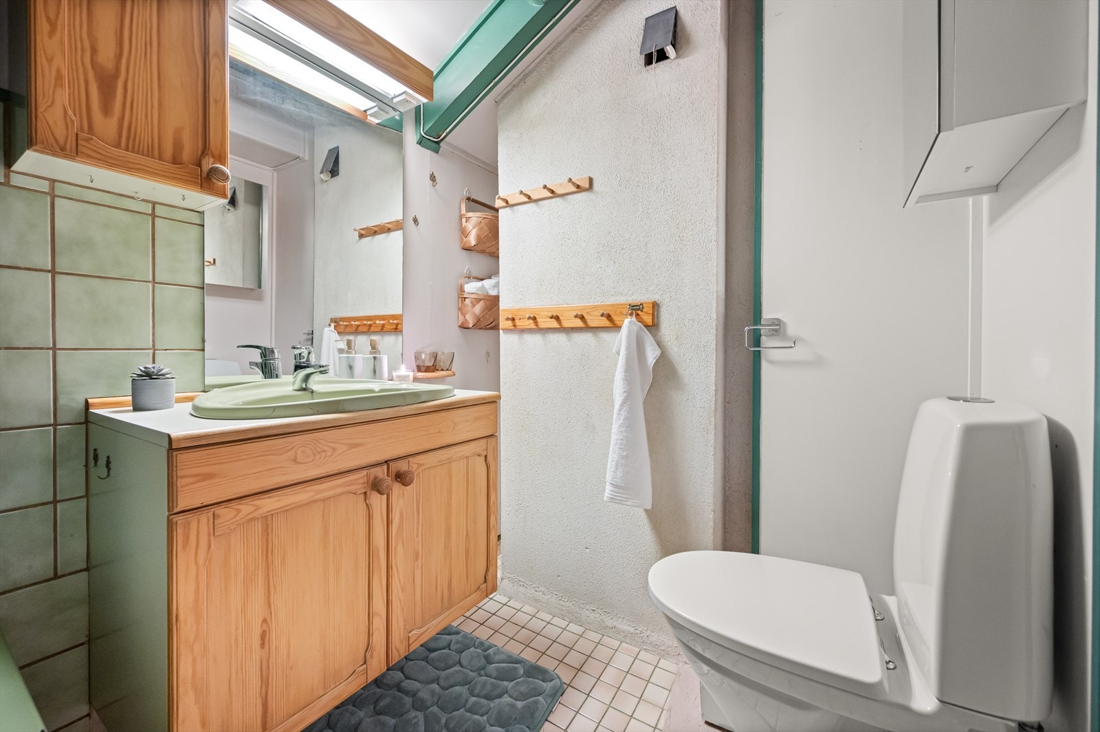 Baderommet er utstyrt med badekar, toalett og servant. Galleribilde