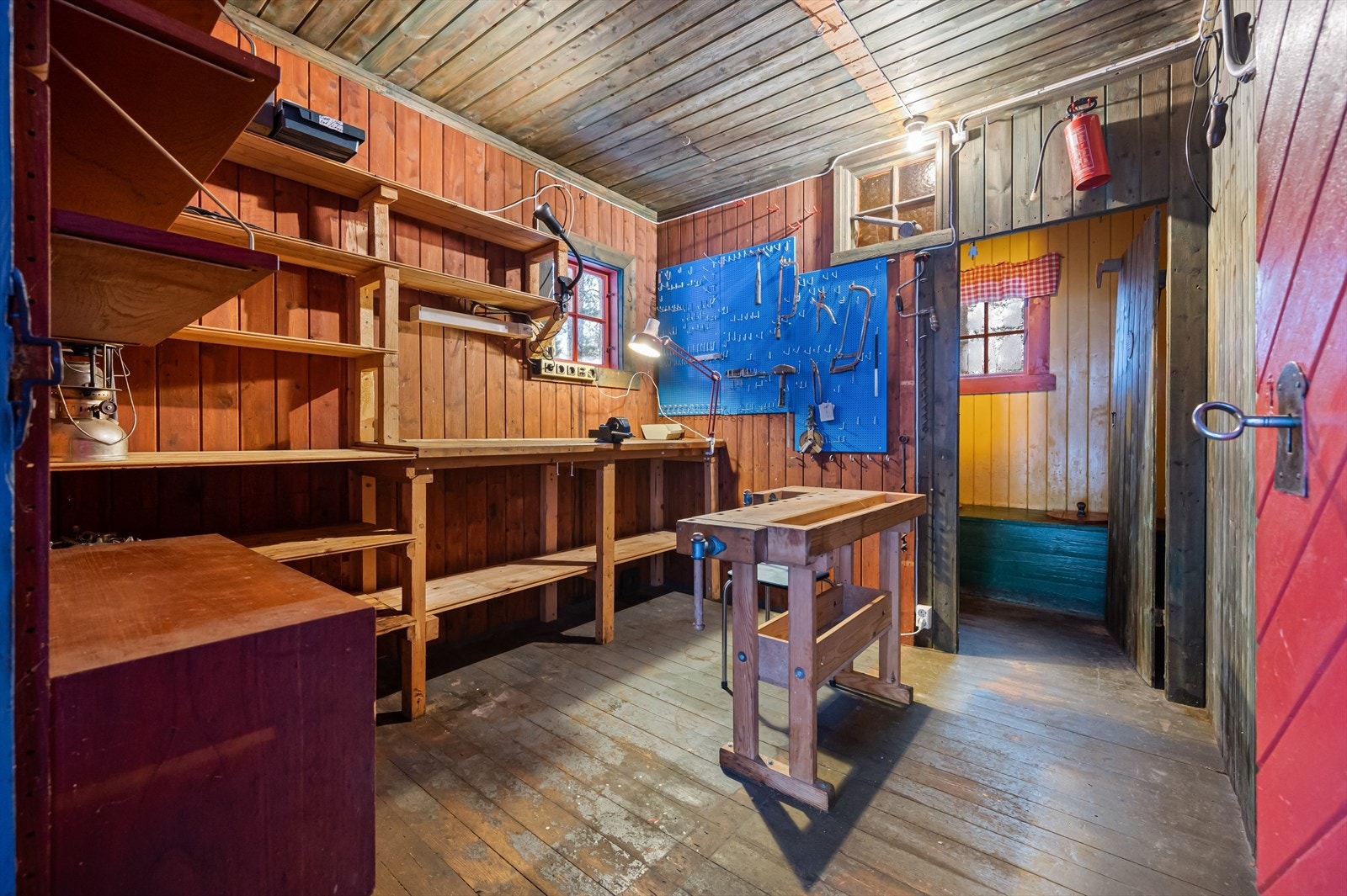 Snekkerboden gir gode muligheter for den praktiske anlagte hobby- eller proff snekkeren. Galleribilde