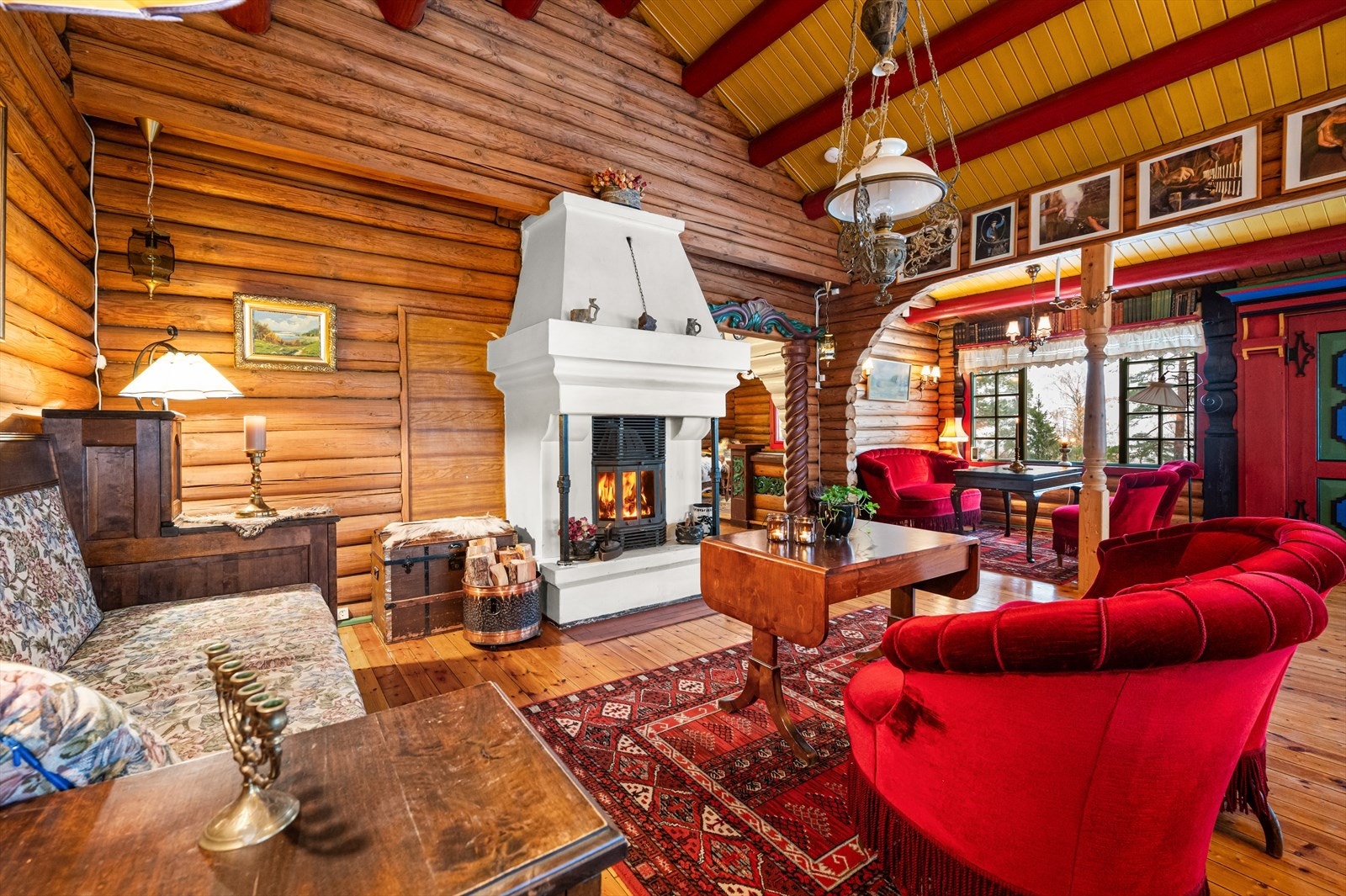 Med en herskapelig stue, god takhøyde og peis er stuen virkelig noe for seg selv. Galleribilde