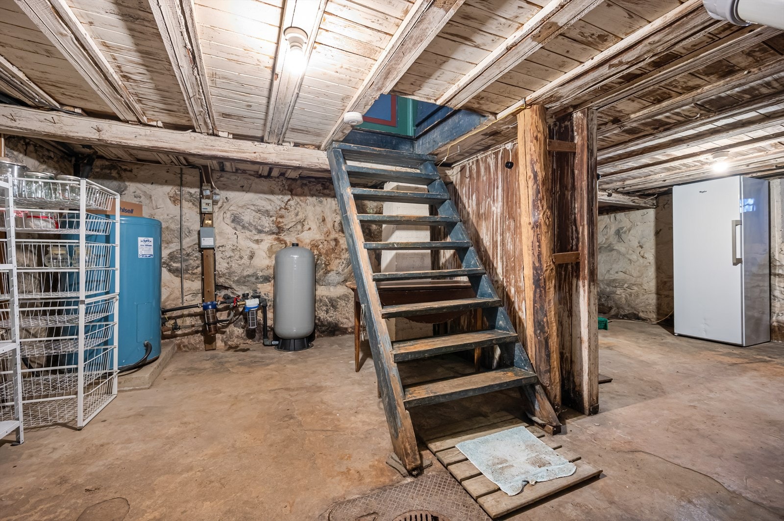 Kjelleretasjen under eneboligen byr på ekstra mulighet for lagring. Galleribilde