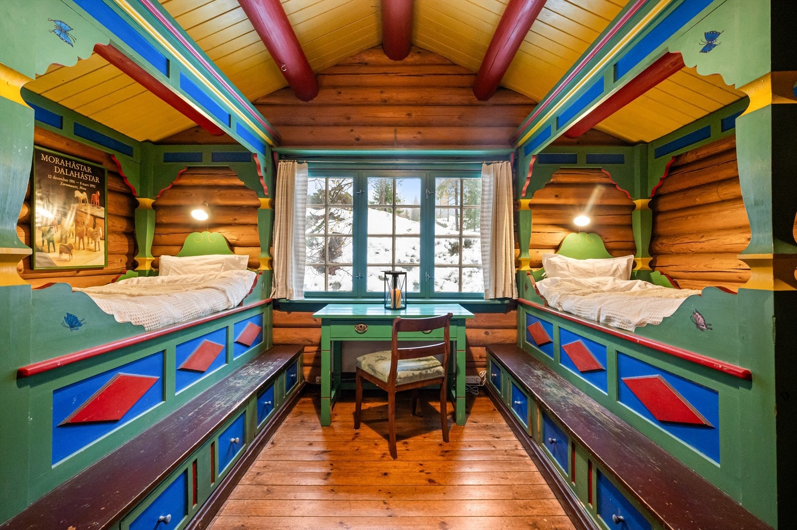 Det andre soverommet i andre etasjen har plassbygde himmelsenger. Galleribilde