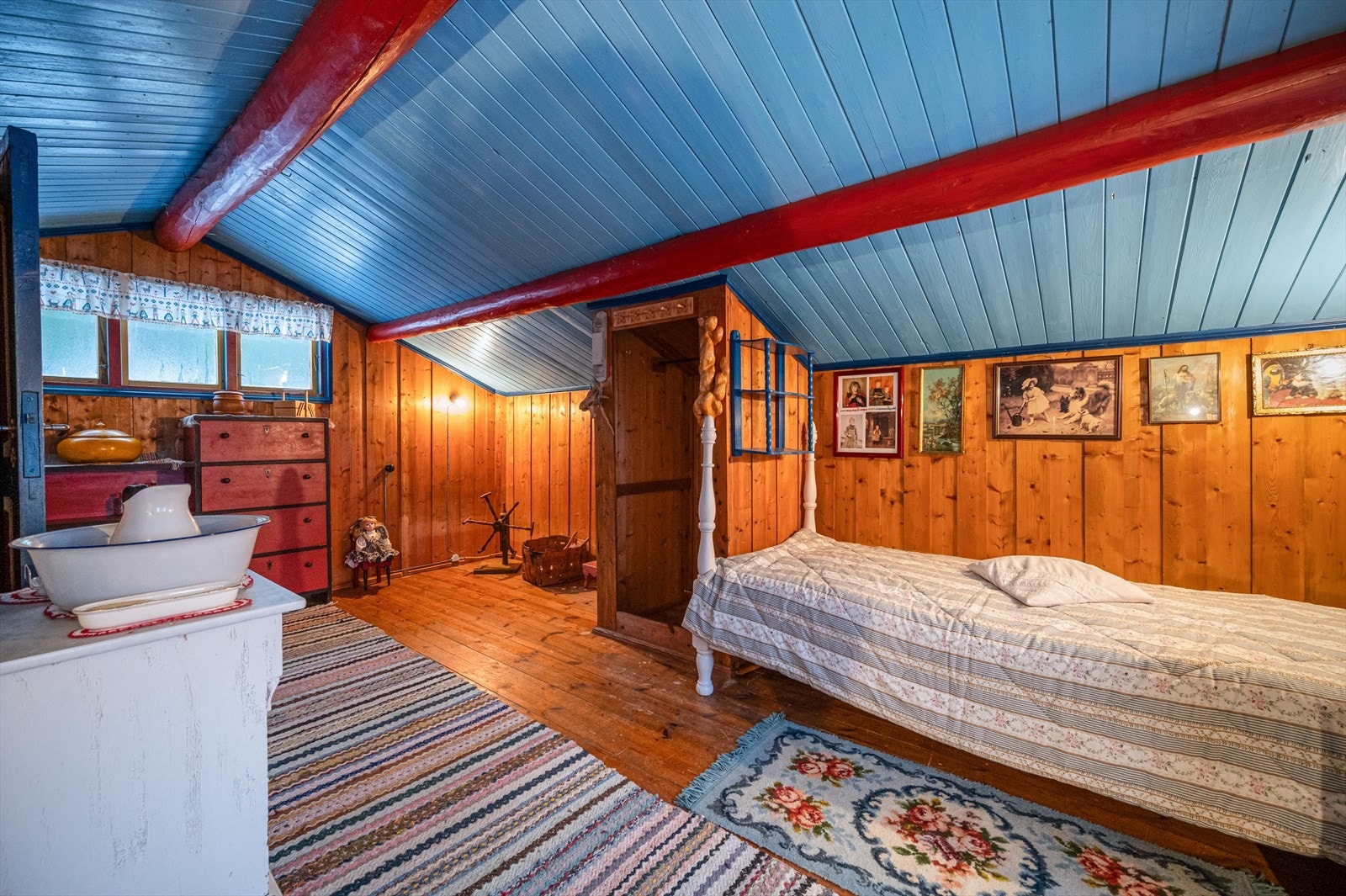 I andre etasje på stabburet er det rom innredet som soverom i dag. Rommet har lav takhøyde og regnes som disponibelt rom. Galleribilde