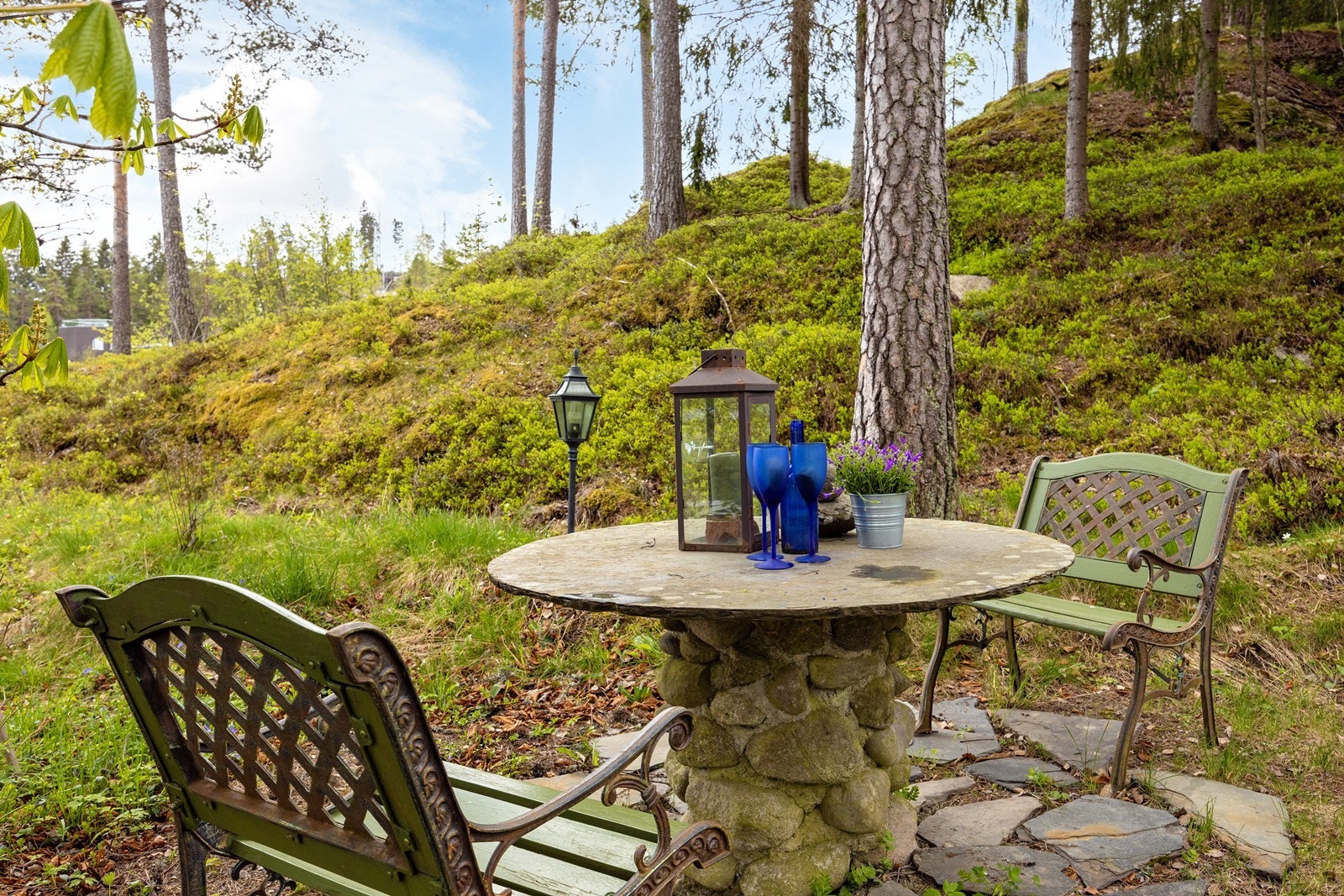 Tomten byr på flere trivelige uteplasser. Galleribilde