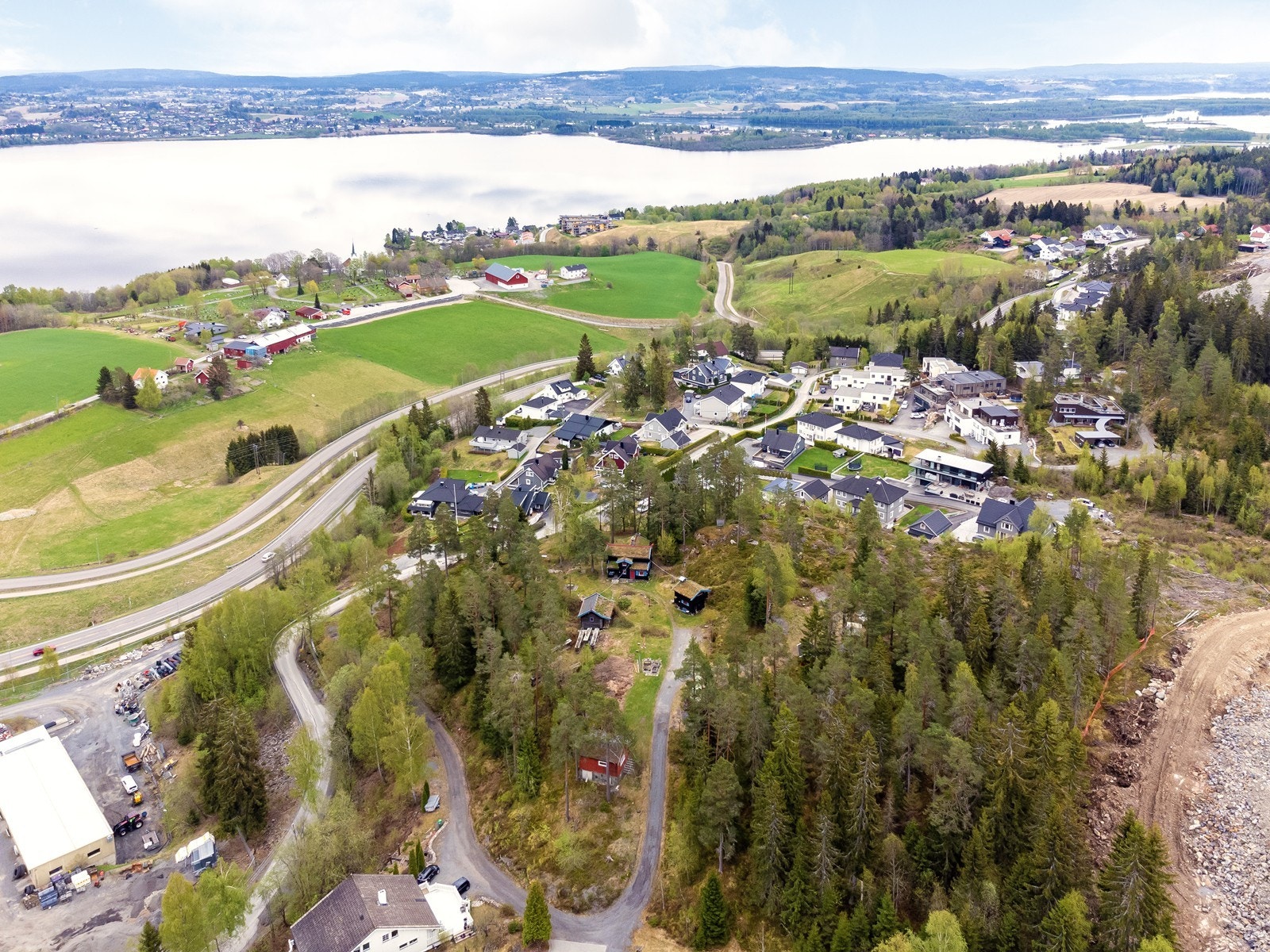 Utviklingseiendom med tomt på over 14 mål byr på gode muligheter. Deler av tomten er kulturmiljø til bevaring. Galleribilde