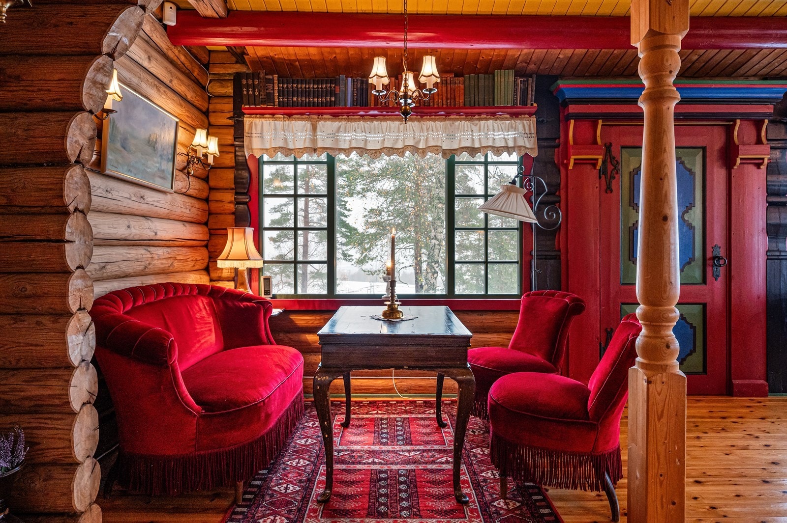 Hele boligen har en gjennomgående nostalgisk stil i både fargevalg, materialer og utsmykning. Galleribilde