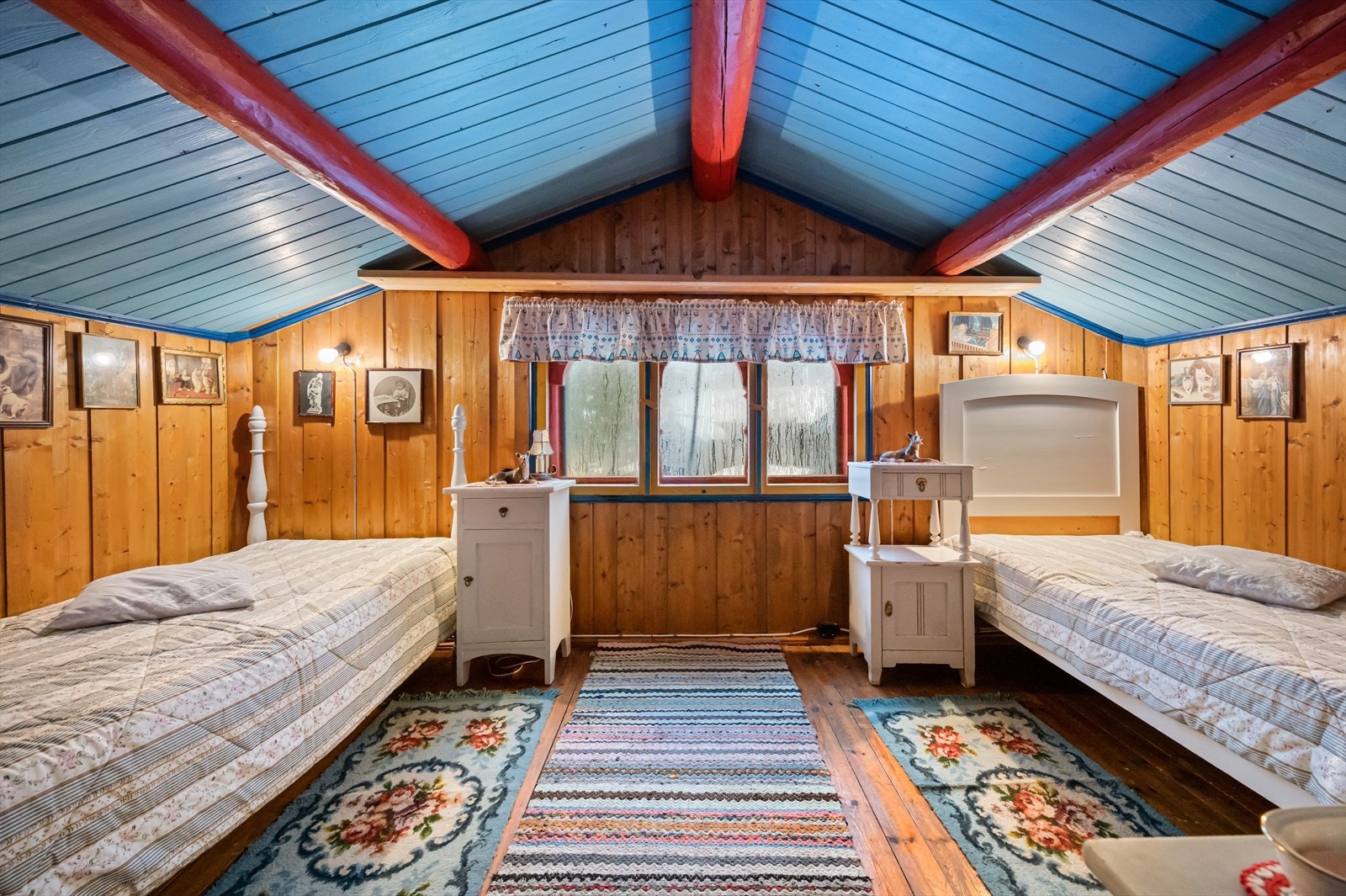 I andre etasje på stabburet er det rom innredet som soverom i dag. Rommet har lav takhøyde og regnes som disponibelt rom. Galleribilde