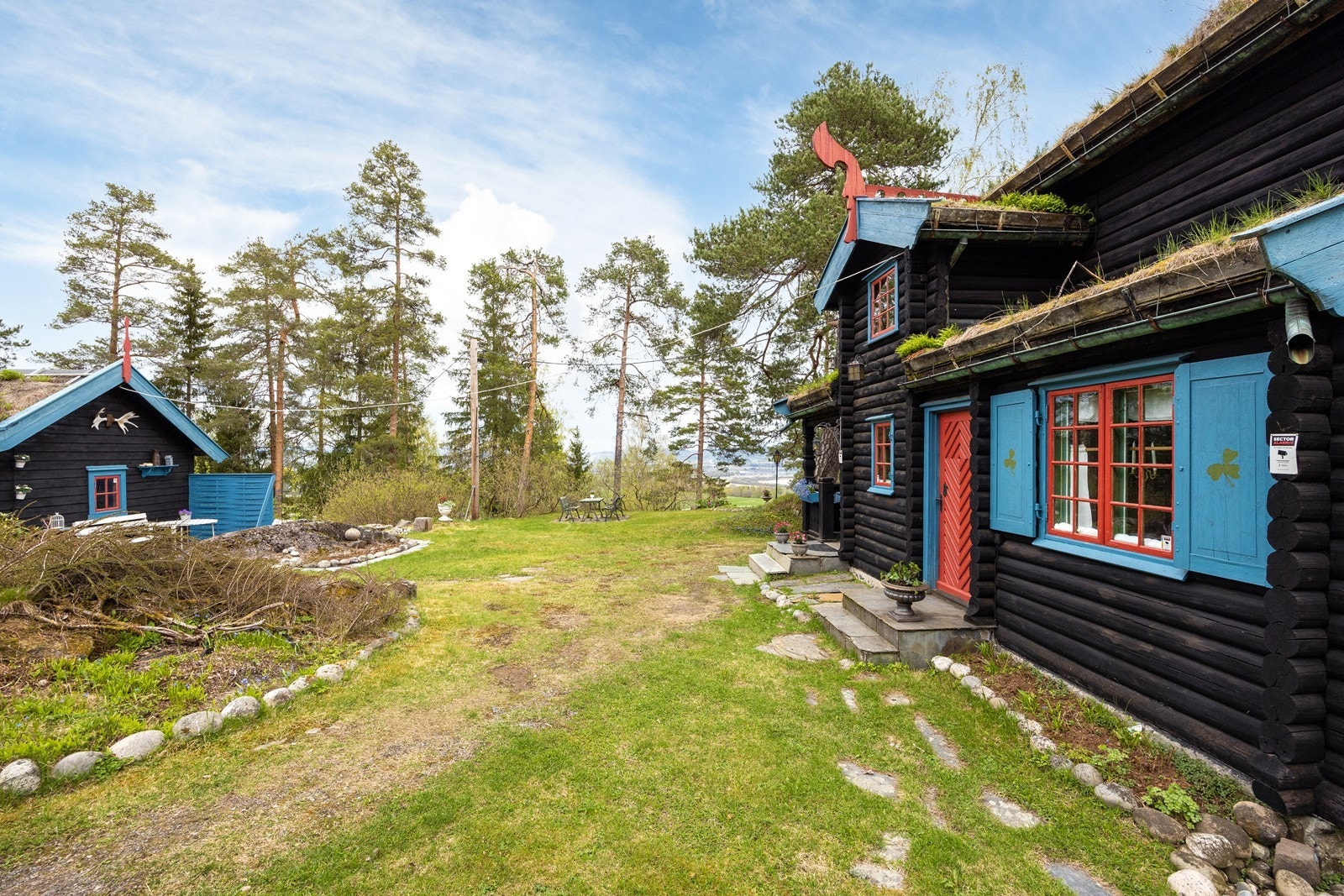 Byggene har detaljer i gjennomført stil. Galleribilde