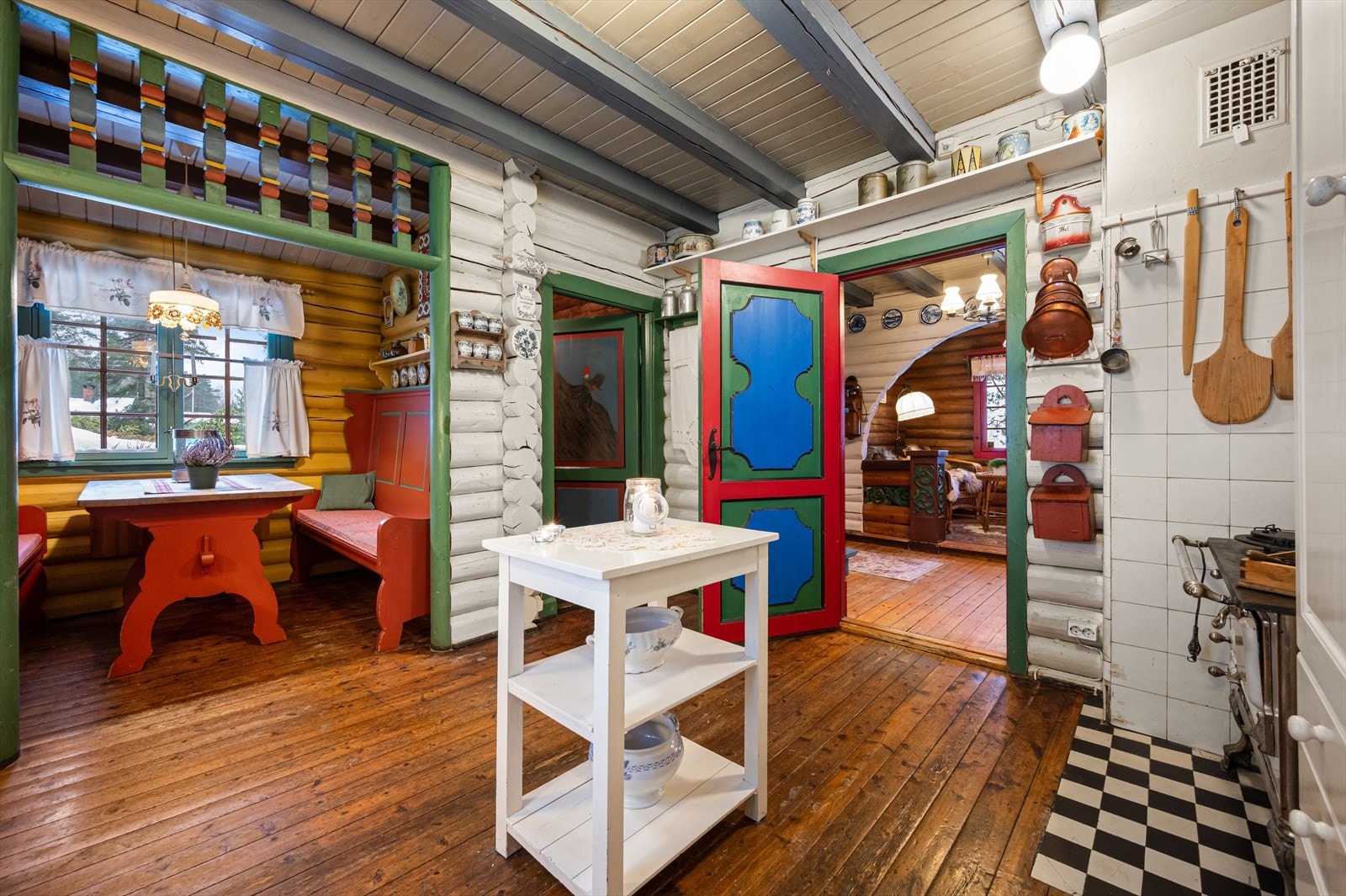 I spisekroken er det et tilpasset kjøkkenbord med tilhørende sittebenker, en kjempekoselig plass for frokost, lekser eller kaffestund. Galleribilde