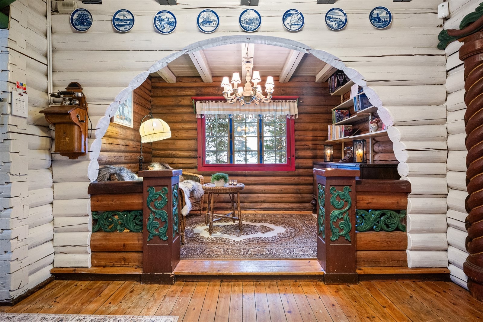 Detaljer med vakre utskjæringer i i tre. Galleribilde